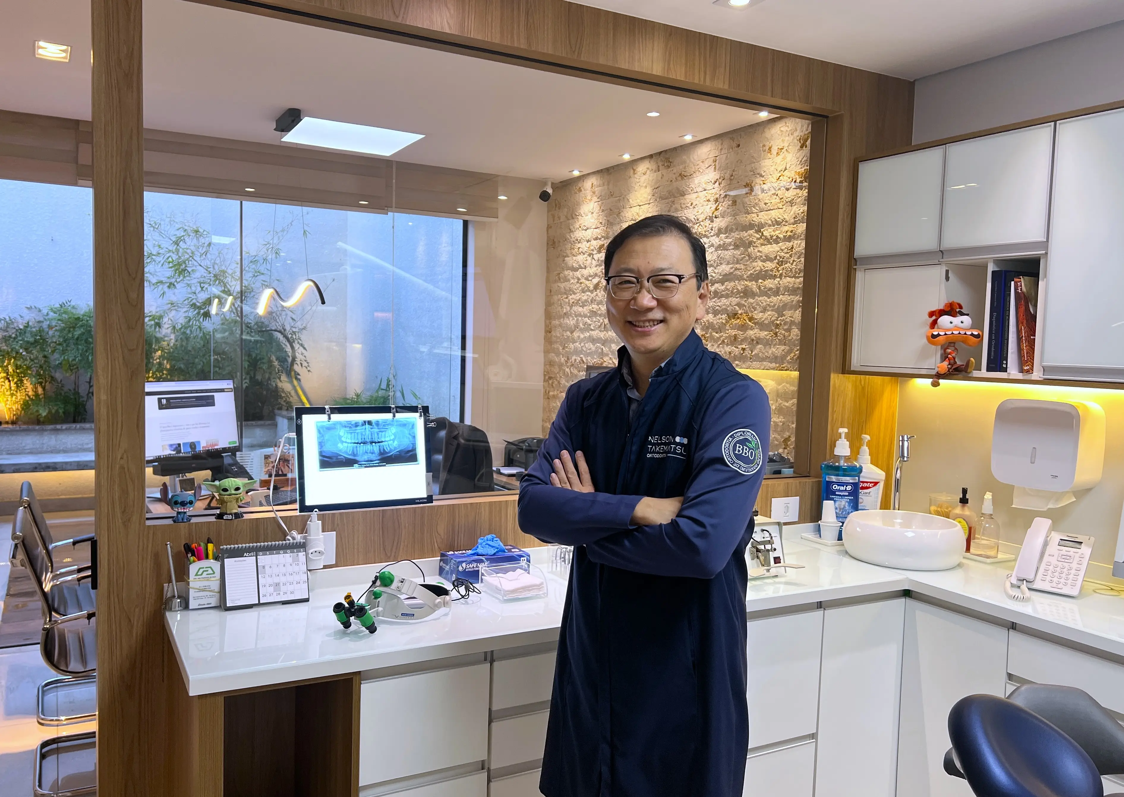 Dr. Nelson Takematsu no ambiente de atendimento do consultório